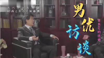 年轻的棕发女郎在独奏视频中炫耀她的大奶子